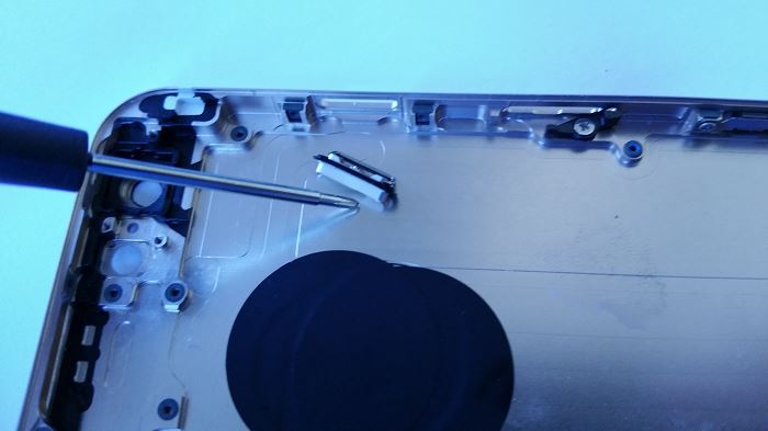 Etape 26 D&eacute;montage complet bouton power et silence iPhone 6