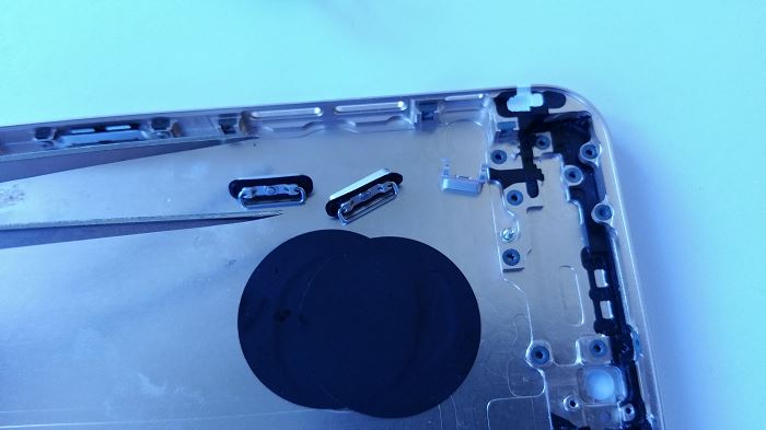 Etape 26 D&eacute;montage complet iPhone 6 bouton volume power et silence cass&eacute; ou ne fonctionne plus