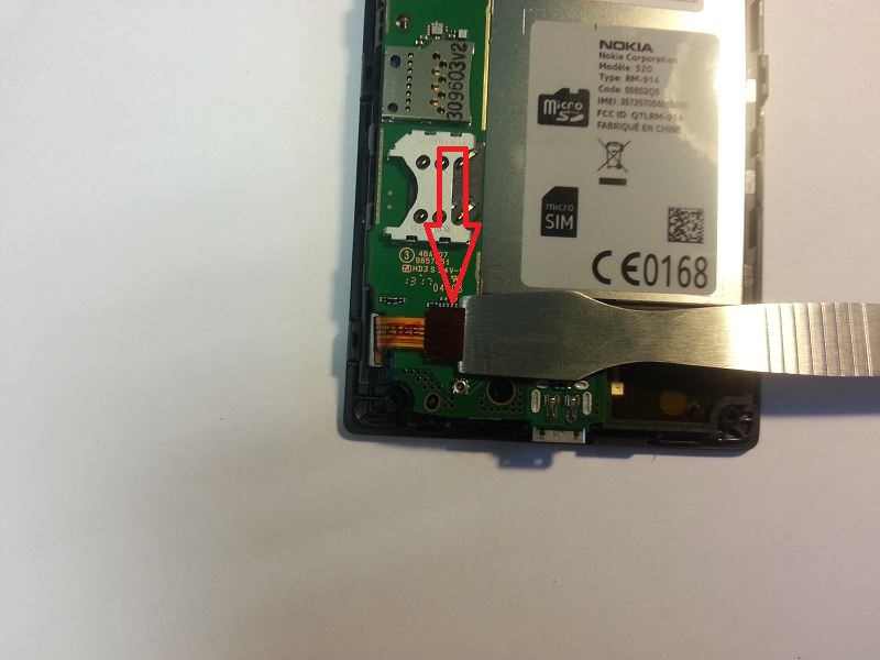 D&eacute;connecter le connecteur du LCD Nokia Lumia 520