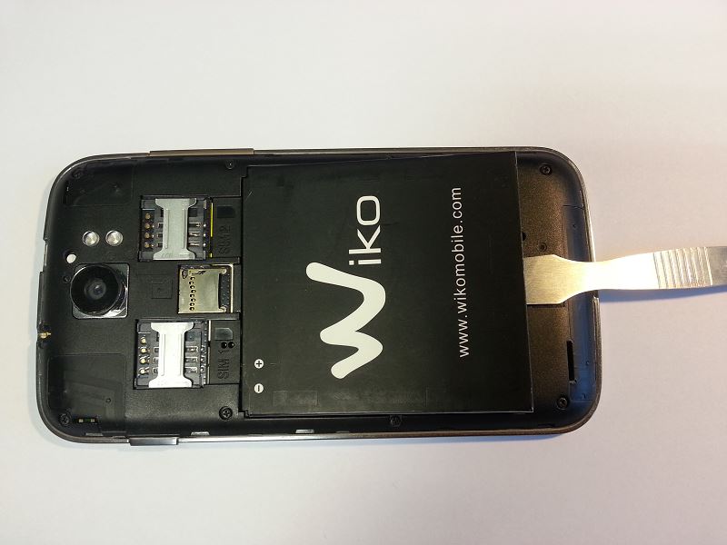 Enlever la batterie du Wiko Cink King