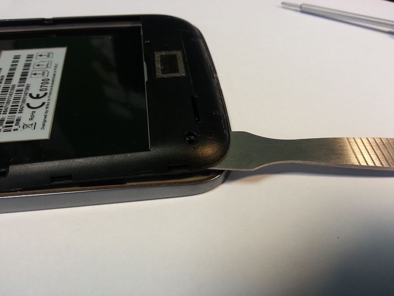 Faire levier sur le ch&acirc;ssis interne du Wiko Cink King