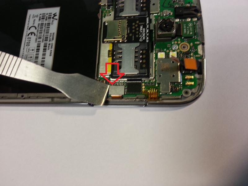 D&eacute;connecter la nappe du LCD du Wiko Cink King