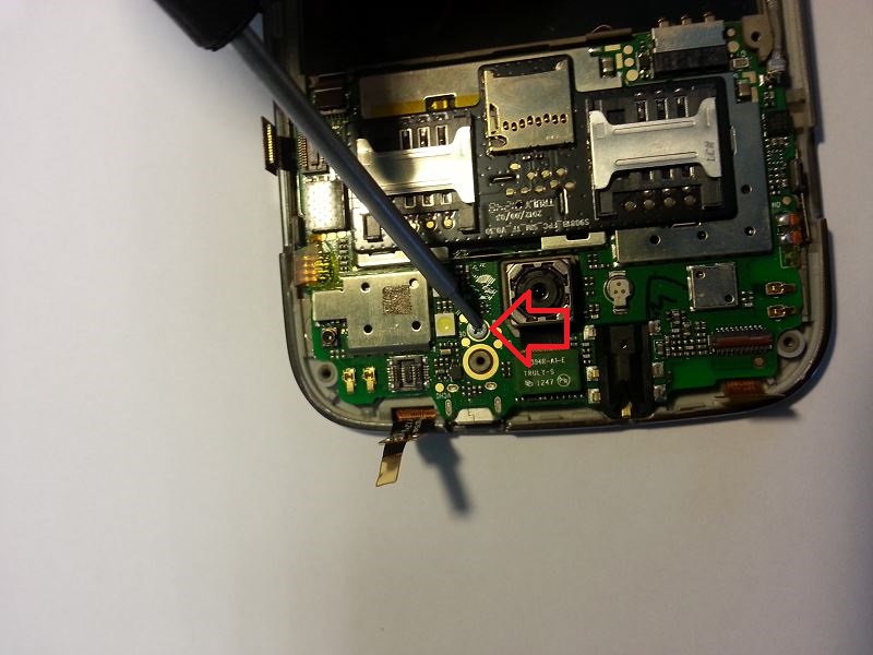 Retirer la vis de fixation de la carte m&egrave;re du Wiko Cink King