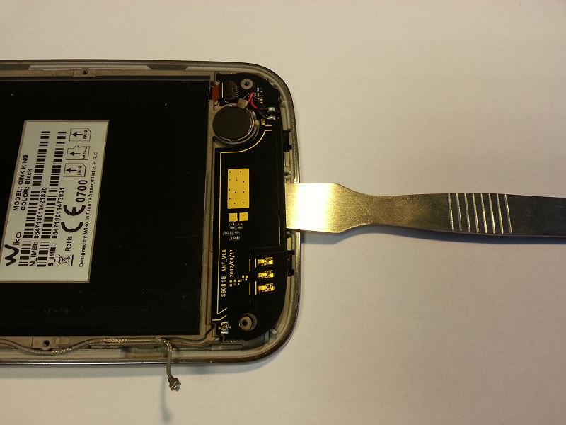 D&eacute;coller la carte de gestion du bas du Wiko Cink King