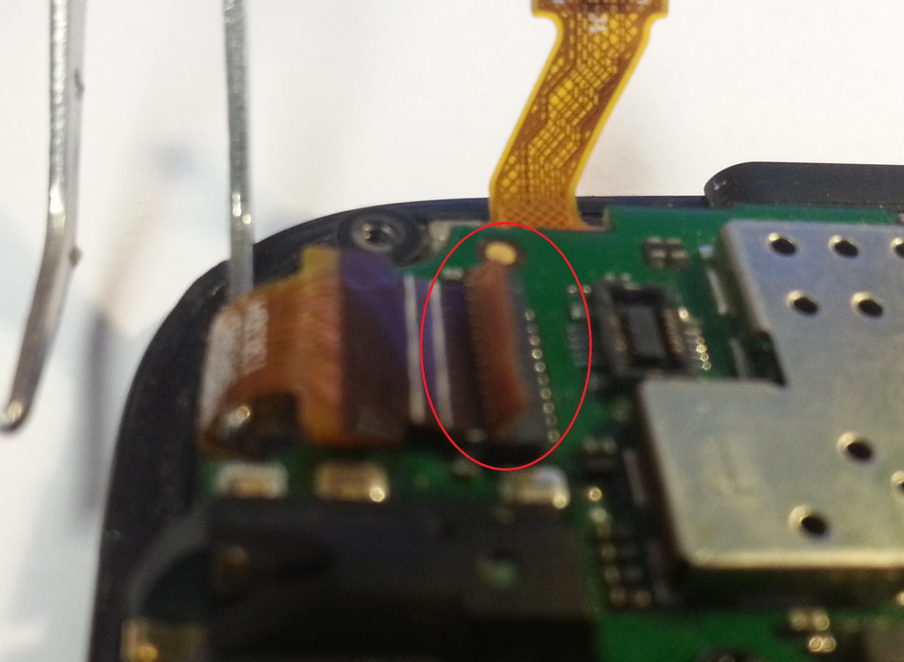 D&eacute;connecter la nappe de la vitre tactile du Wiko Peax