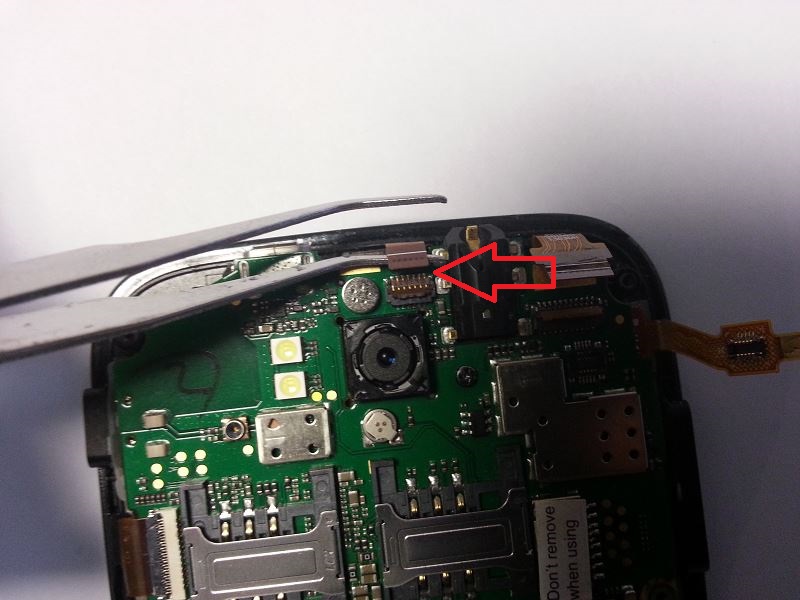 D&eacute;connecter la nappe du connexion du Wiko Peax