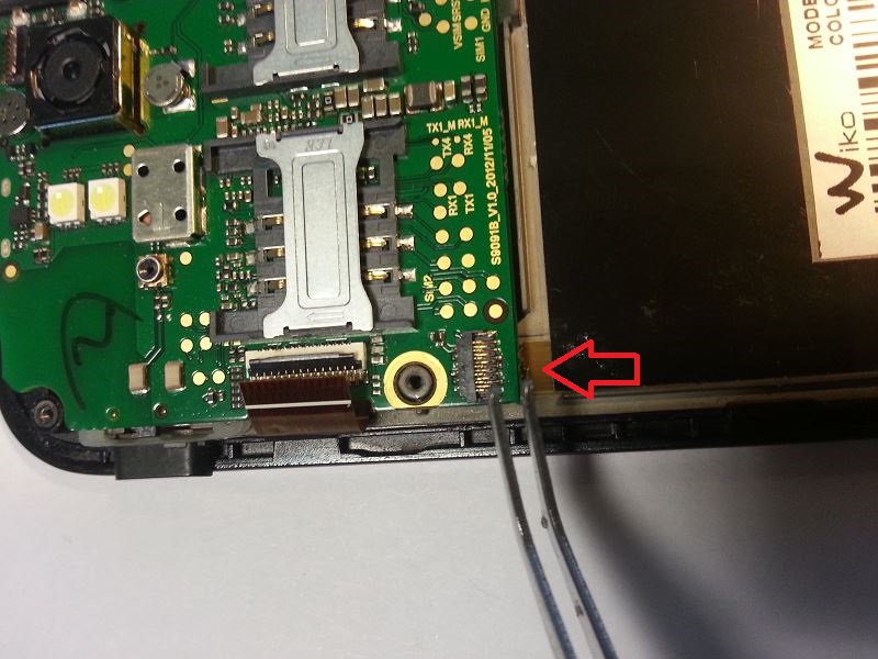 D&eacute;connecter la nappe qui relie la carte m&egrave;re &agrave; la carte secondaire