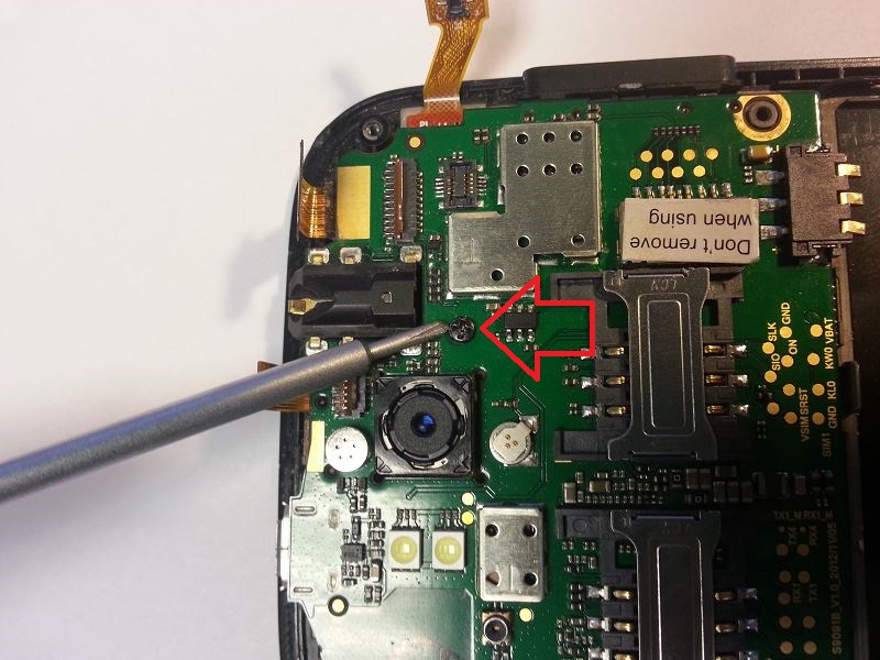 D&eacute;visser la vis de fixation de la carte m&egrave;re du Wiko Peax