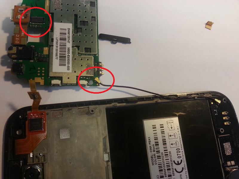 D&eacute;brancher le c&acirc;ble coaxial de l'antenne du Wiko Peax