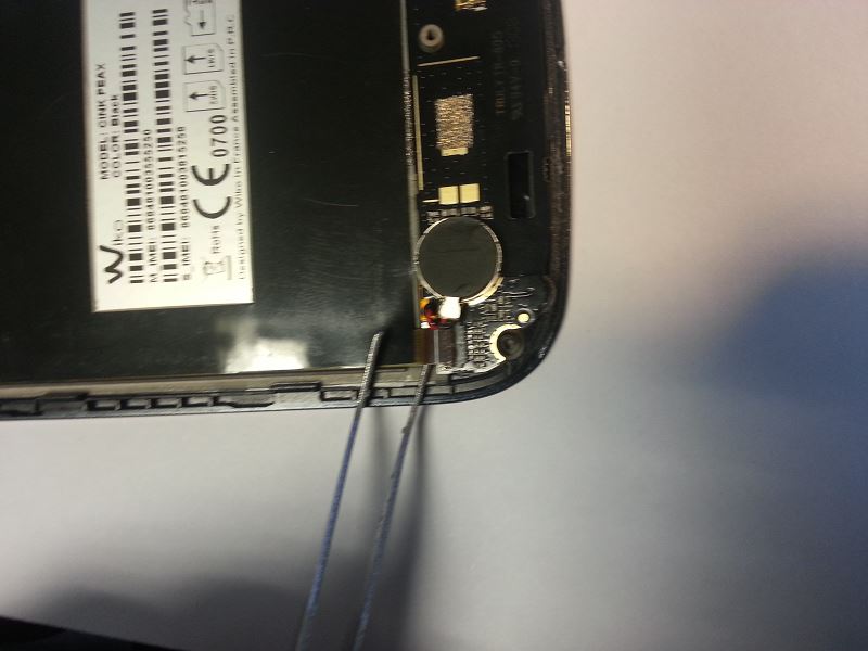 D&eacute;connecter la carte de gestion du bas du Wiko Peax