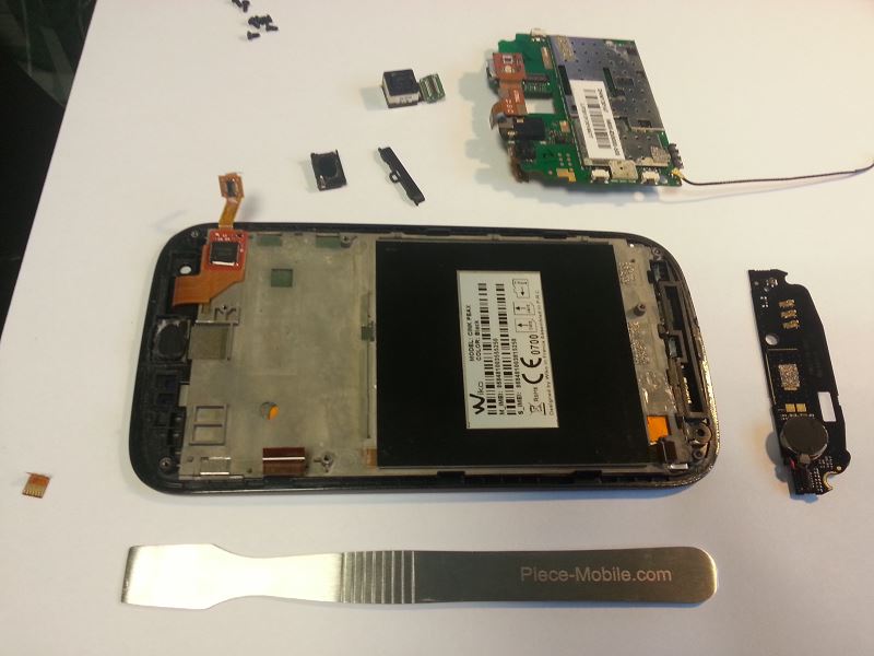 Smartphone Wiko Peax compl&egrave;tement d&eacute;mont&eacute;