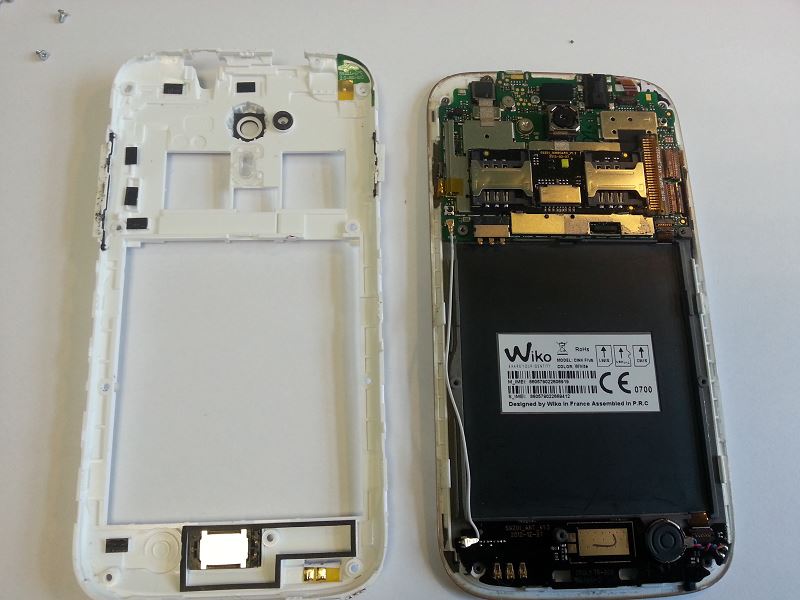 Ch&acirc;ssis interne du Wiko Cink Five d&eacute;pos&eacute;