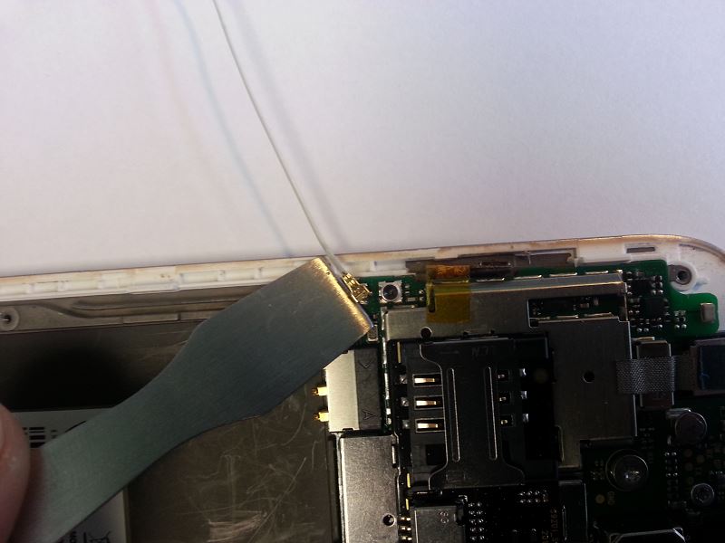 D&eacute;poser le c&acirc;ble coaxial de l'antenne du Wiko Cink Five