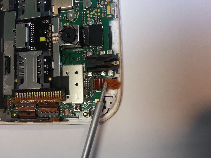 D&eacute;connecter la nappe de la vitre tactile du Wiko Cink Five