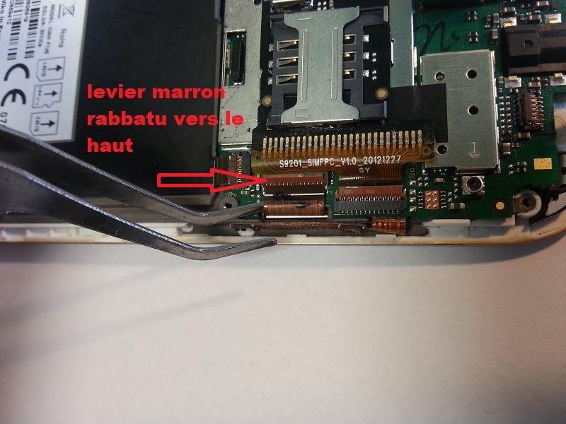 D&eacute;connecter la nappe du LCD du Wiko Cink Five