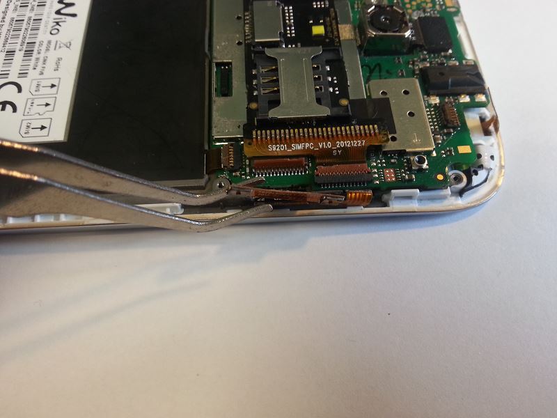 Lib&eacute;rer la nappe du bouton volume du Wiko Cink Five