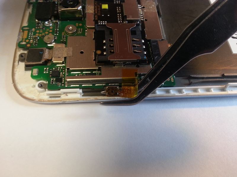 D&eacute;coller la nappe du bouton power du Wiko Cink Five