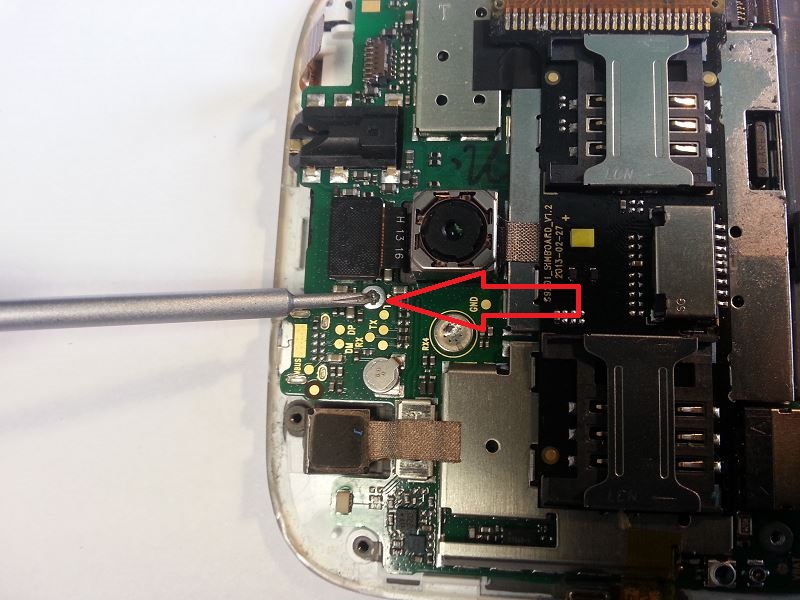 Retirer la vis de fixation de la carte m&egrave;re du Wiko Cink Five