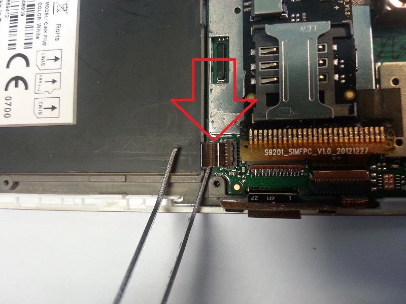 D&eacute;connectez la nappe reliant la carte m&egrave;re &agrave; la carte secondaire