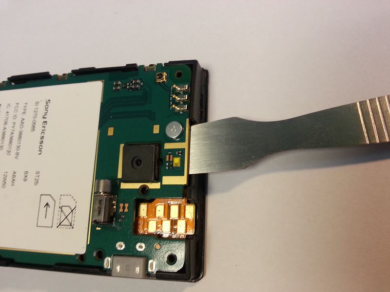 Faire levier sur la carte m&egrave;re du sony xperia u