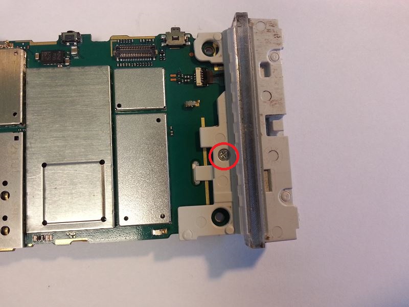 D&eacute;visser la vis du cache inf&eacute;rieur du sony xperia u