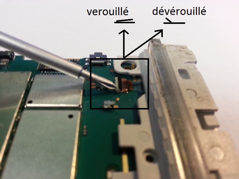 D&eacute;connecter la nappe reliant le cache inf&eacute;rieur