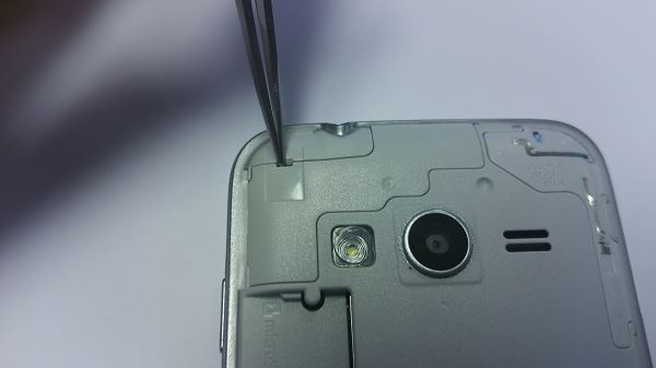 D&eacute;visser les vis du Galaxy Trend 2 lite