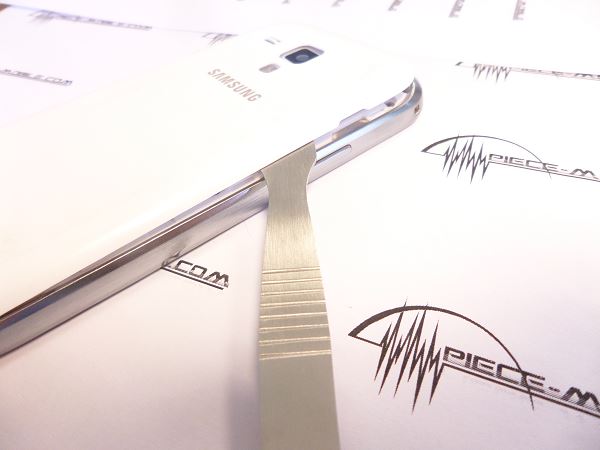 Enlever la coque arri&egrave;re du Samsung Galaxy Trend