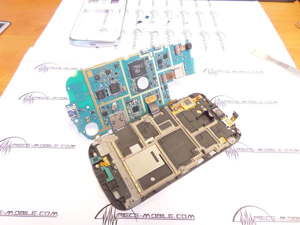 D&eacute;connecter la nappe LCD de la carte m&egrave;re du Galaxy Trend