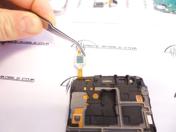 D&eacute;coller l'adh&eacute;sif de la nappe du tactile du Galaxy Trend