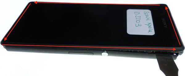 Puis à l’aide de la spatule retirez le cache arrière.  Pour ce faire glissez la spatule entre le châssis et la coque arrière puis faite des petits mouvements sur l’axe de la spatule pour faire sauter les clips.